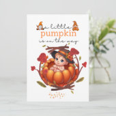 Een beetje pompoen is onderweg naar het Baby showe Save The Date (Staand voorkant)