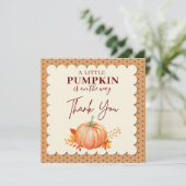 Een beetje pompoen is op de weg Herfst Baby shower Bedankkaart (Staand voorkant)