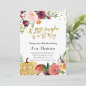 Een beetje pompoen is op weg naar Herfst Baby show Kaart (Staand voorkant)