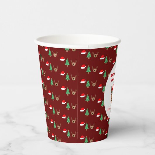 Een beetje rendier is onderweg naar papieren koppe papieren bekers (Rechts)