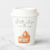 "Een beetje schattige taart is op weg" baby shower Papieren Bekers (Voorkant)