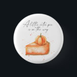 "Een beetje schattige taart is op weg" baby shower Ronde Button 3,2 Cm<br><div class="desc">Kleine cutie taart pompoen herfst baby shower. Waterverf pompoentaart met kleine pompoen. Herfst baby shower.</div>