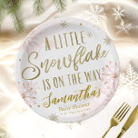Een beetje sneeuwvlok Baby shower gepersonaliseerd Papieren Bordje<br><div class="desc">Schattige kalligrafie met sneeuwvlokken,  uitnodigingen voor babydouches met een winterthema. Eenvoudig aan te passen met uw details. Controleer het collectie om passende punten als omslagkaarten te vinden.</div>