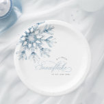 Een beetje sneeuwvlok blauw Baby shower Papieren Bordje<br><div class="desc">Vier de komst van je kleine meisje met onze "A Little Snowflake Blue Baby shower Paper Borden". Met een delicate blauwe waterverf sneeuwvlok. Het elegante script lettertype voegt een klassieke touch toe. Ideaal voor een winterse baby shower.</div>