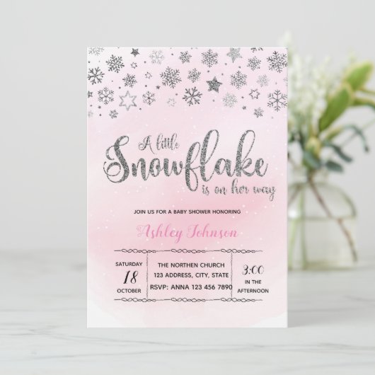Een beetje snowflake is op weg naar een uitnodigin kaart (Staand voorkant)