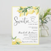 Een beetje Sweetie Lemon Baby shower Uitnodiging (Staand voorkant)