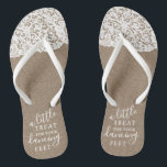 Een beetje traktatie voor je dansende voeten Burla Teenslippers<br><div class="desc">Viel in stijl met deze trendy bruiloft teenslippers. Dit ontwerp is gemakkelijk te personaliseren met uw eigen formulering en uw gasten zullen enthousiast zijn wanneer zij deze geweldige partijvoordelen ontvangen.</div>