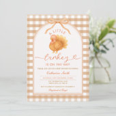 Een beetje Turkije is op weg naar Baby shower Ging Kaart (Staand voorkant)