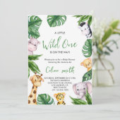 Een beetje wild is onderweg naar het baby shower kaart (Staand voorkant)