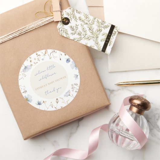 Een beetje wilde bloem is onderweg Baby shower Ronde Sticker (Geschenken)