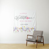 Een beetje wilde bloem is op de achtergrond wandkleed (In situ)