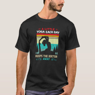 Een beetje yoga elke dag houdt de dokter weg t-shirt