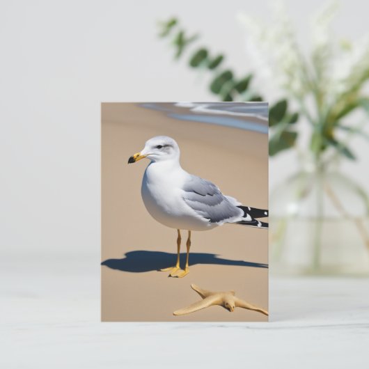 Een beetje zeemeeuw op een  strand omringd door g briefkaart (Staand voorkant)