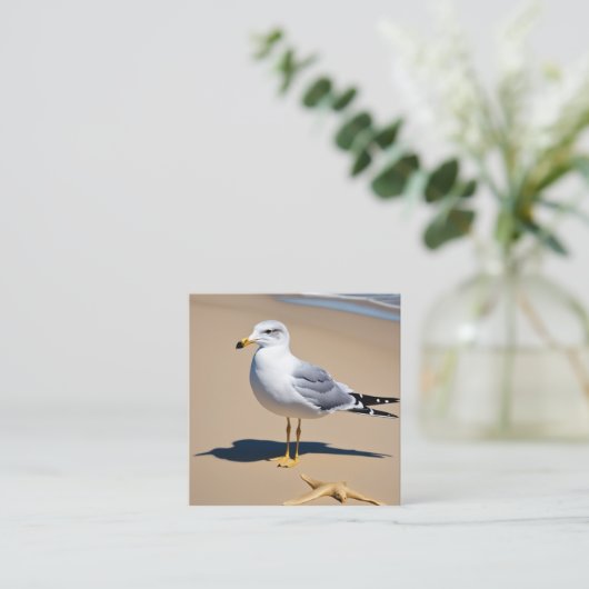 Een beetje zeemeeuw op een  strand omringd door g vierkante visitekaartje (Staand voorkant)