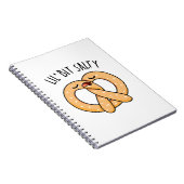 Een beetje zoute grappige pretzel woordgrap  notitieboek (Rechterzijde)