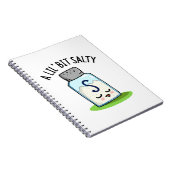 Een Beetje Zoutige Grappige Zoutstrooier Pun Notitieboek (Rechterzijde)