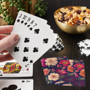 Een behang met een bloempatroon pokerkaarten