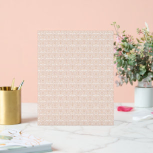 Een beige en wit geruit patroon op een witte achte acryl bord