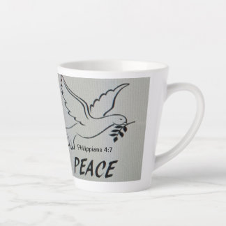 Een beker met vredesduif en schriftuur latte mok