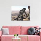 Een bemanningshoofd zoekt verdachte activiteit canvas afdruk (Insitu (Woonkamer))