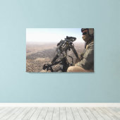 Een bemanningshoofd zoekt verdachte activiteit canvas afdruk (Insitu (Houten vloer))