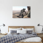 Een bemanningshoofd zoekt verdachte activiteit canvas afdruk (Insitu (Slaapkamer))