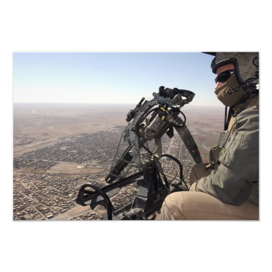 Een bemanningshoofd zoekt verdachte activiteit foto afdruk (Voorkant)