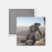 Een bemanningshoofd zoekt verdachte activiteit magneet (Voorkant / Achterkant)