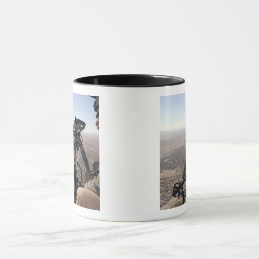 Een bemanningshoofd zoekt verdachte activiteit mok (Midden)