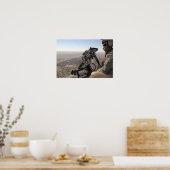 Een bemanningshoofd zoekt verdachte activiteit poster (Keuken)