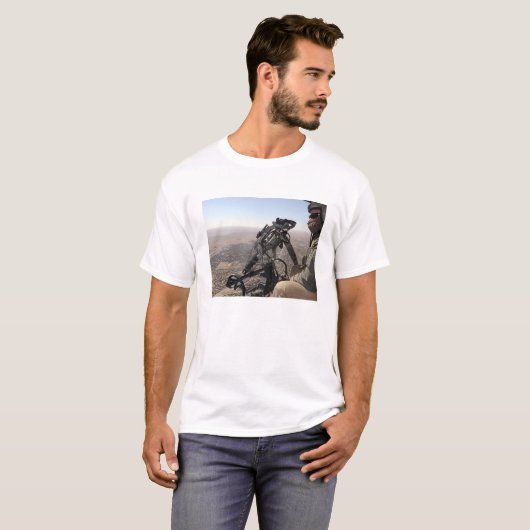 Een bemanningshoofd zoekt verdachte activiteit t-shirt (Voorkant volledig)