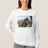 Een bemanningshoofd zoekt verdachte activiteit t-shirt (Voorkant)