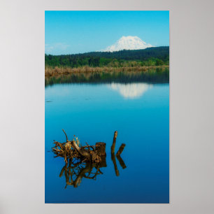 Een berg steekt boven een heg uit poster