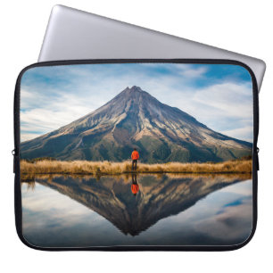 Een bergbeklimmer met een oranje jurk in een symme laptop sleeve