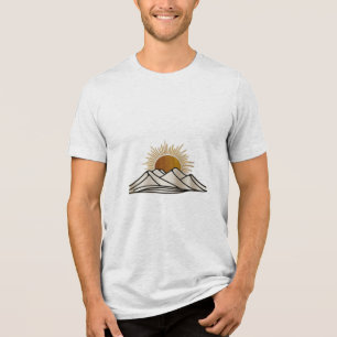 Een bergketen met een opkomende zon Tri-Blend shirt