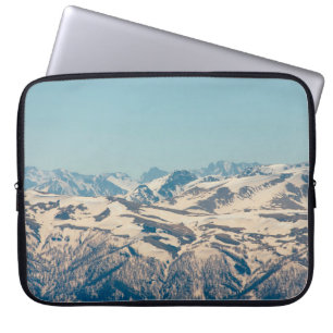 Een bergketen met ontdooiende sneeuw en ijs in het laptop sleeve
