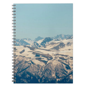 Een bergketen met ontdooiende sneeuw en ijs in het notitieboek