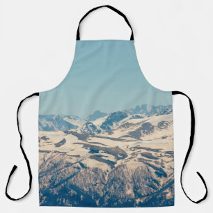 Een bergketen met ontdooiende sneeuw en ijs in het schort