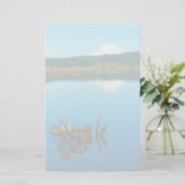 Een bergpeer boven een heg briefpapier (Staand voorkant)