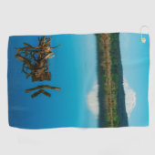 Een bergpeer boven een heg golfhanddoek (Horizontaal)