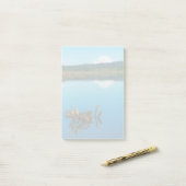Een bergpeer boven een heg post-it® notes (Op bureau)