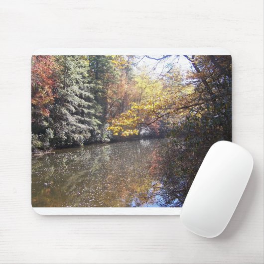 een bergstroom in het autum muismat (Met muis)