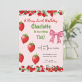 Een Berry Sweet Birthday - Strawberry Roze Uitnodi Kaart (Staand voorkant)