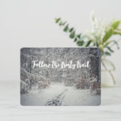 Een besneeuwd pad door een winterbos kaart (Staand voorkant)