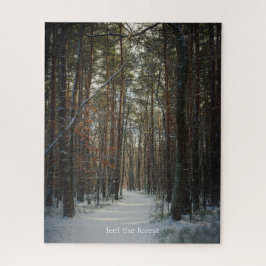 Een besneeuwd pad in een winter dennenbos legpuzzel