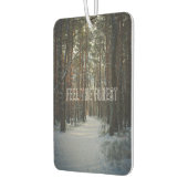 Een besneeuwd pad in een winter dennenbos luchtverfrisser (Links)