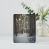 Een besneeuwd pad in een winterbos met pijnbomen feestdagenkaart (Staand voorkant)