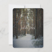 Een besneeuwd pad in een winterbos met pijnbomen feestdagenkaart (Voorkant)