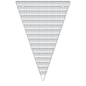 Een besneeuwde bergketen onder een helderblauwe s vlaggetjes (Derde vlag)