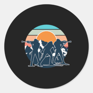 Een biatleet met geweer en langlaufski's moti ronde sticker